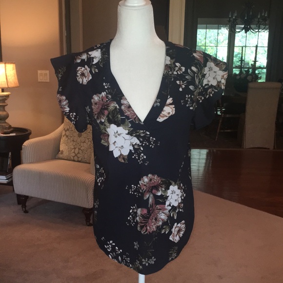 c & e Tops - Women’s c & e floral Blouse in Medium